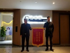 新思路裝飾怎么樣？業(yè)主送的錦旗就是答案！